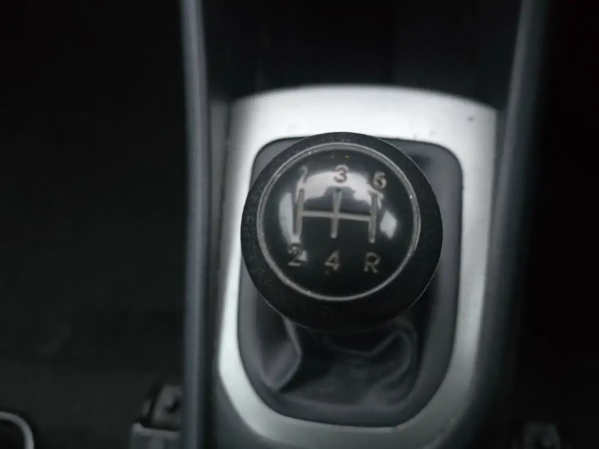 2012-kia-rio-125-1-5d-big-8