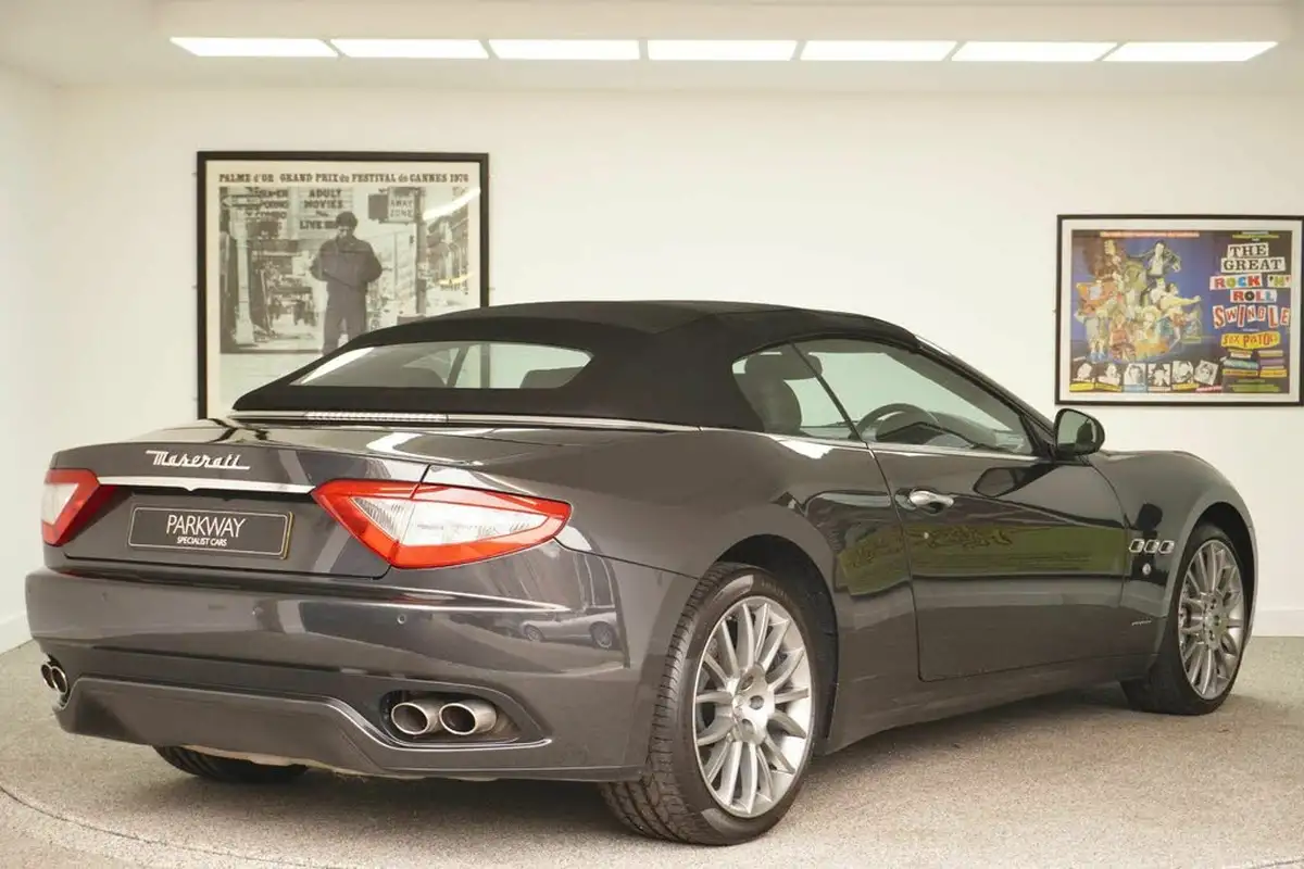 2010-maserati-grancabrio-47-big-19