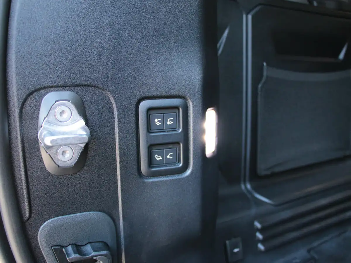 2023-land-rover-110-defender-30-d300-hard-top-x-dynamic-hse-110-big-46