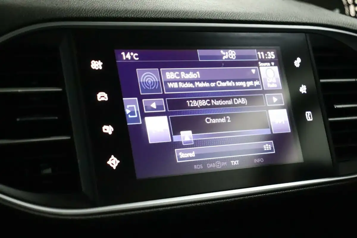 2016-peugeot-308-12-puretech-allure-130bhp-big-34