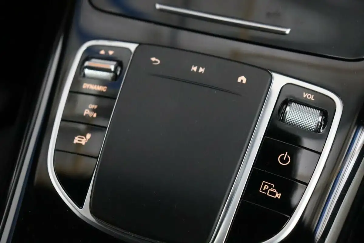 2022-mercedes-benz-eqc-e-eqc-400-amg-line-big-34