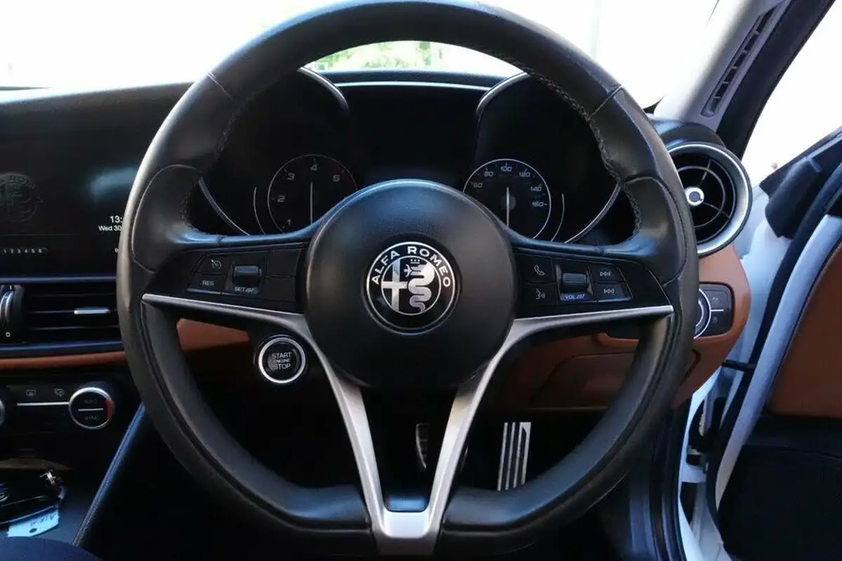 2017-alfa-romeo-giulia-22td-speciale-big-25