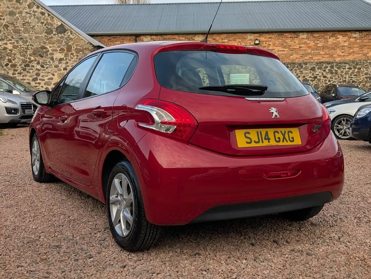 2014-peugeot-208-16td-active-5d-big-14