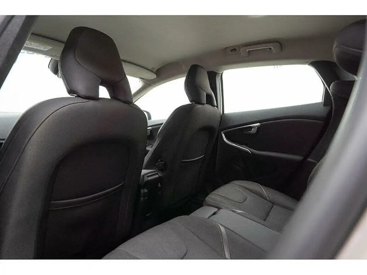 2017-volvo-v40-15-t3-cross-country-big-36