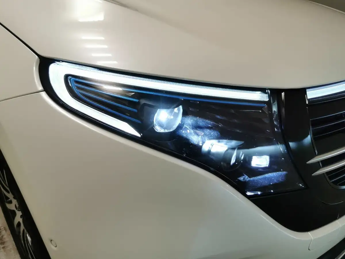 2021-mercedes-benz-eqc-e-eqc-400-amg-line-big-4