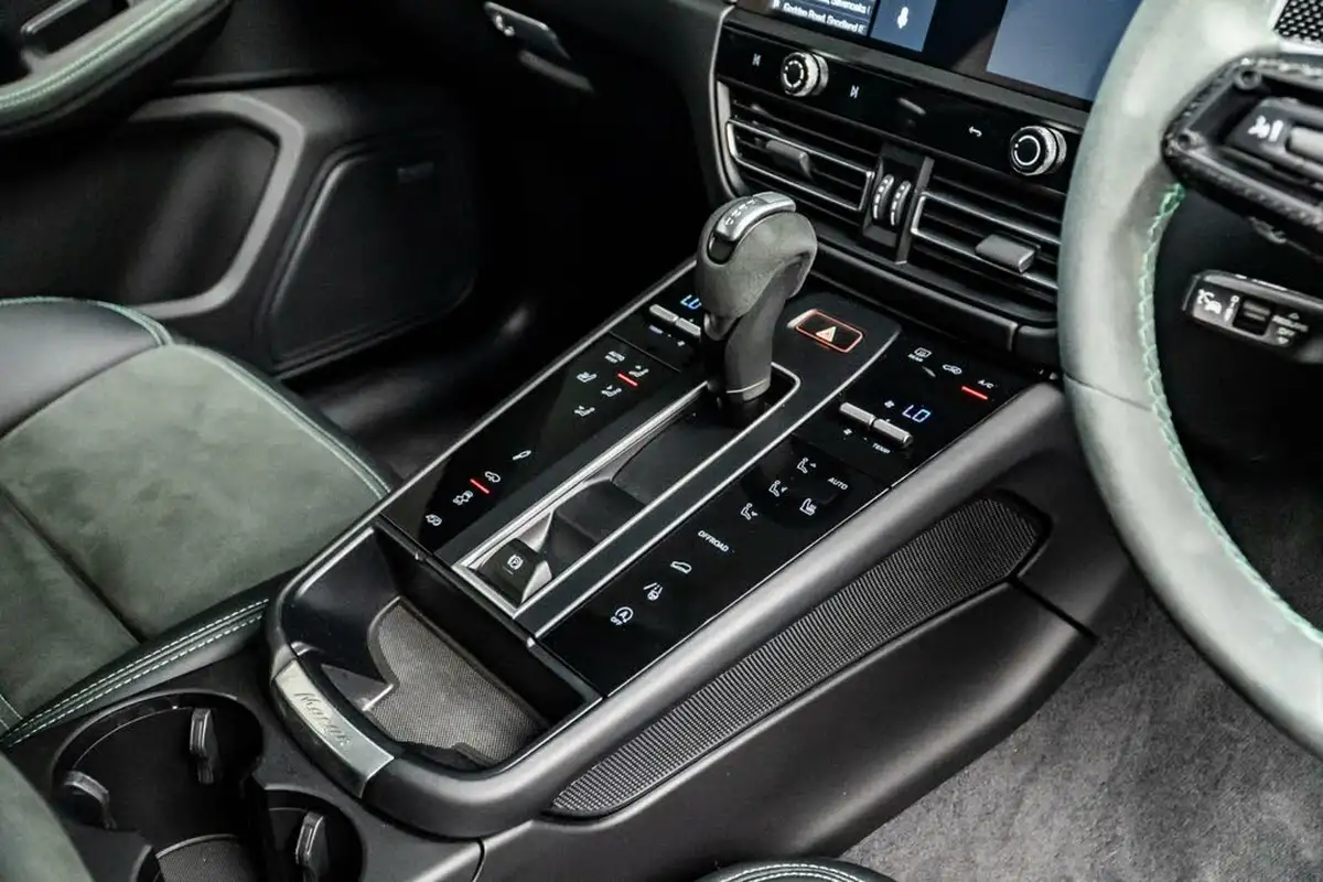 2024-porsche-macan-29-v6-gts-big-33