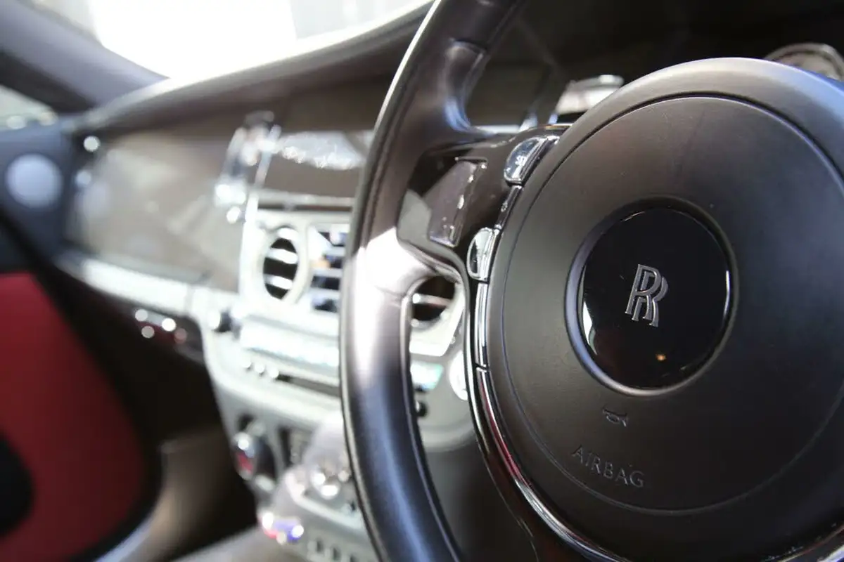 2017-rolls-royce-wraith-66-no-trim-big-47