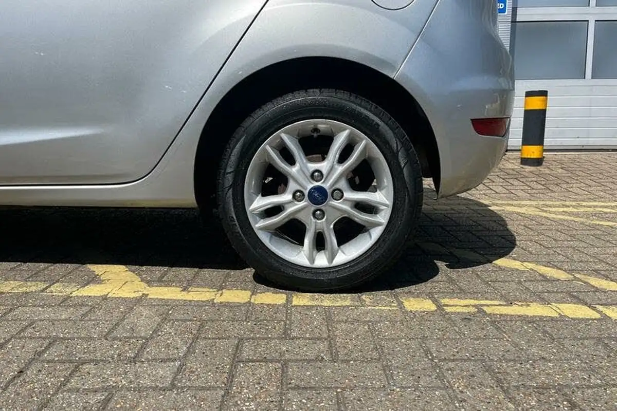 2017-ford-fiesta-125-zetec-5d-big-7