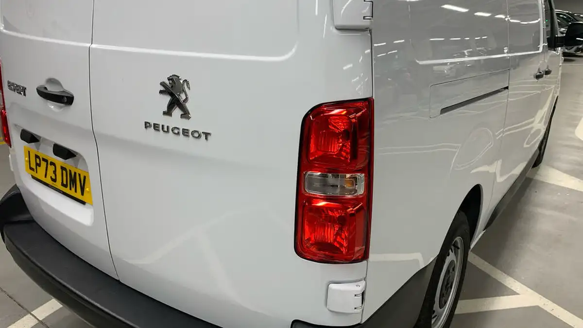 2023-peugeot-expert-20-bluehdi-professional-premium-long-1400-big-44