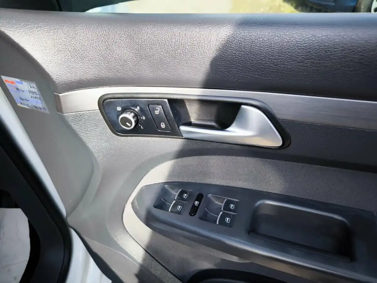 2014-volkswagen-touran-big-17