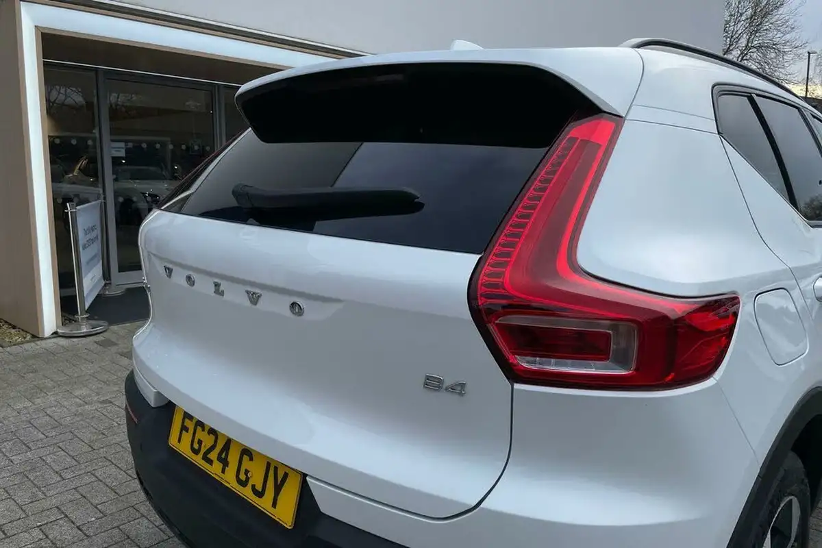 2024-volvo-xc40-20-b4-plus-big-14