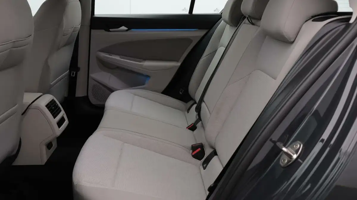 2022-volkswagen-golf-20tdi-life-hatchback-big-16