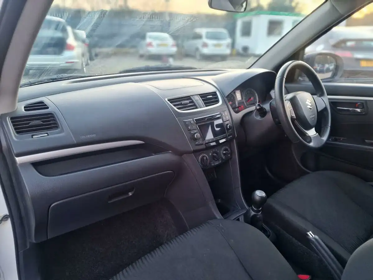 2012-suzuki-swift-12-attitude-3d-big-8