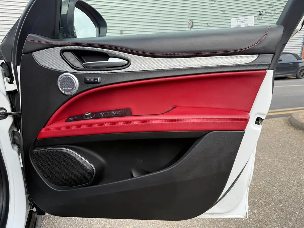 2019-alfa-romeo-stelvio-20-ti-big-32