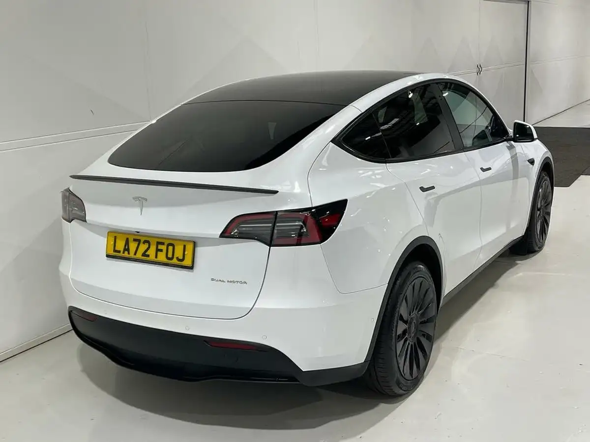 2022-tesla-model-y-e-long-range-big-10