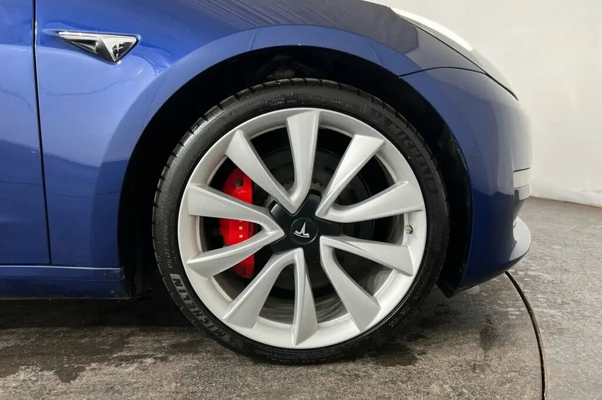 2019-tesla-model-3-e-4x4-performance-pack-big-13