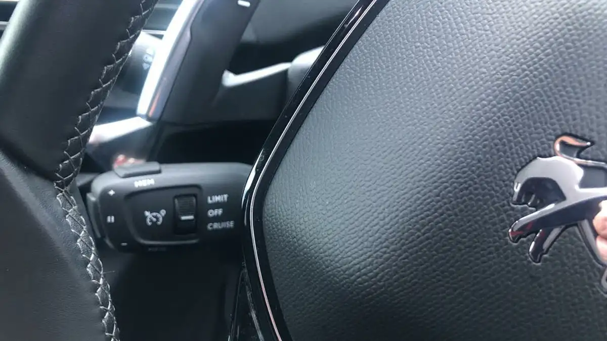 2020-peugeot-3008-suv-12-puretech-allure-premium-eat8-big-20