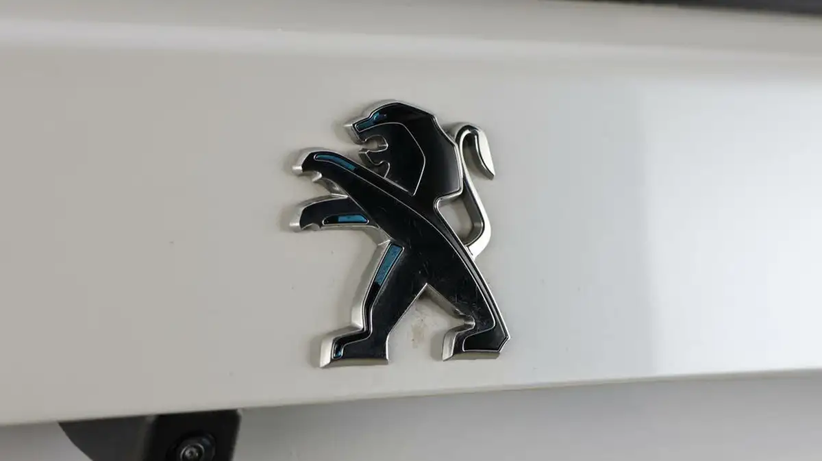 2021-peugeot-2008-suv-e-gt-premium-50kwh-big-19