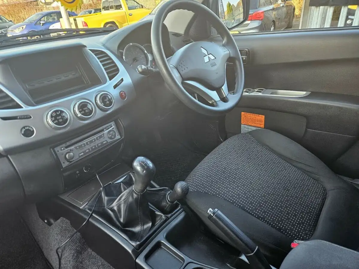 2014-mitsubishi-l200-25td-trojan-big-7