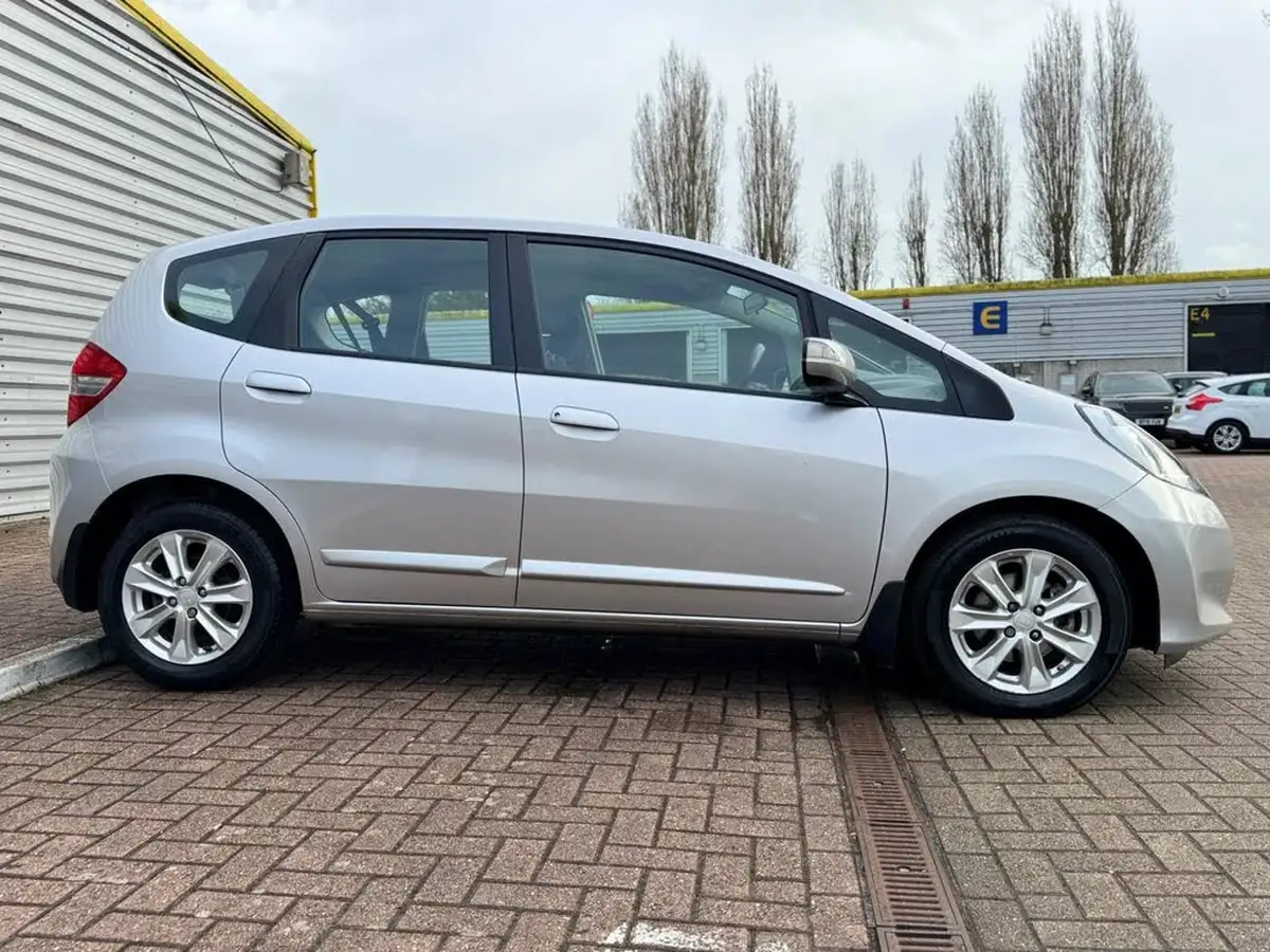 2013-honda-jazz-14-es-cvt-big-15