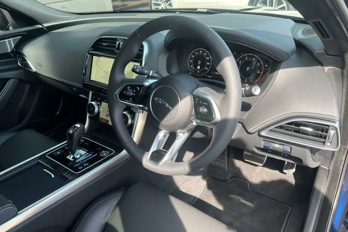 2024-jaguar-xe-20-p250-r-dynamic-hse-black-big-28