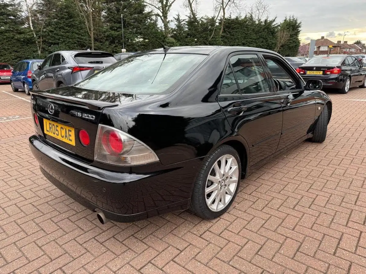 2005-lexus-is-200-20-se-auto-big-3