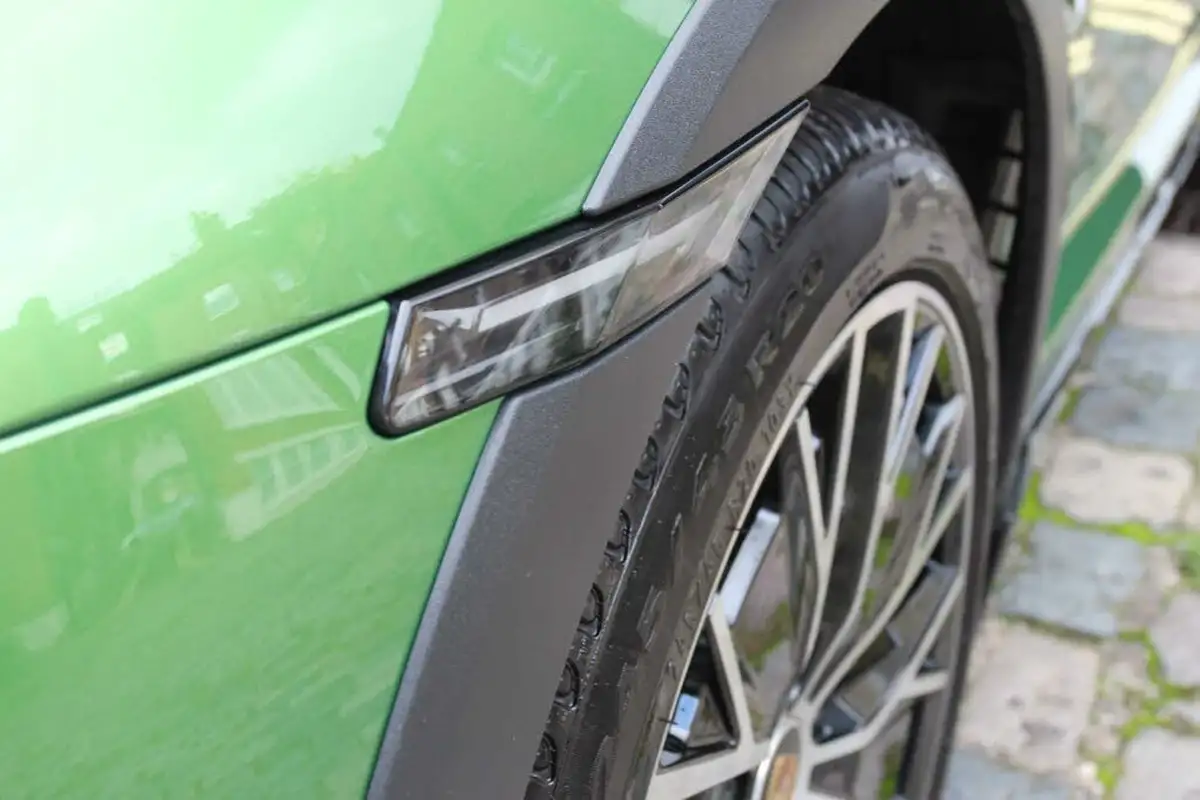 2021-porsche-taycan-e-turbo-cross-turismo-awd-big-12