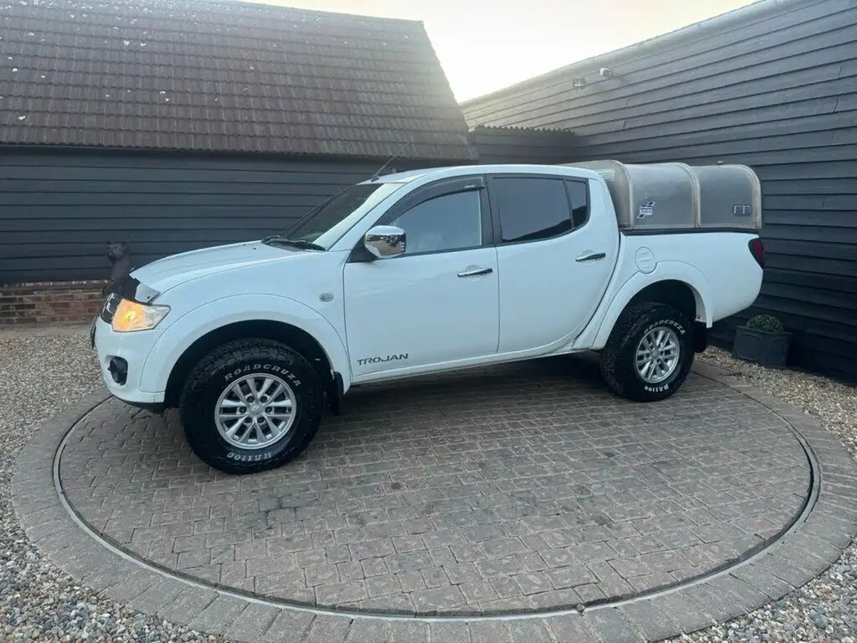 2014-mitsubishi-l200-25td-trojan-big-37