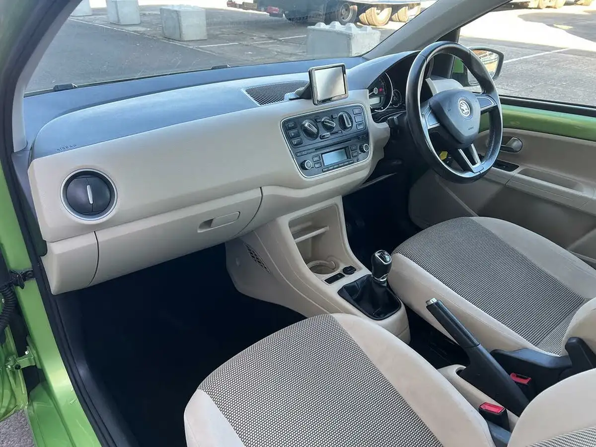 2014-skoda-citigo-10-elegance-75ps-greentech-3d-big-8