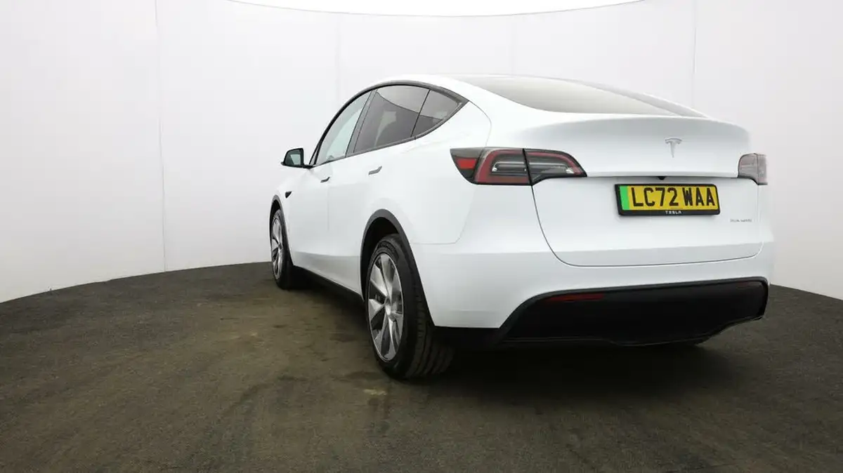 2022-tesla-model-y-e-long-range-big-25
