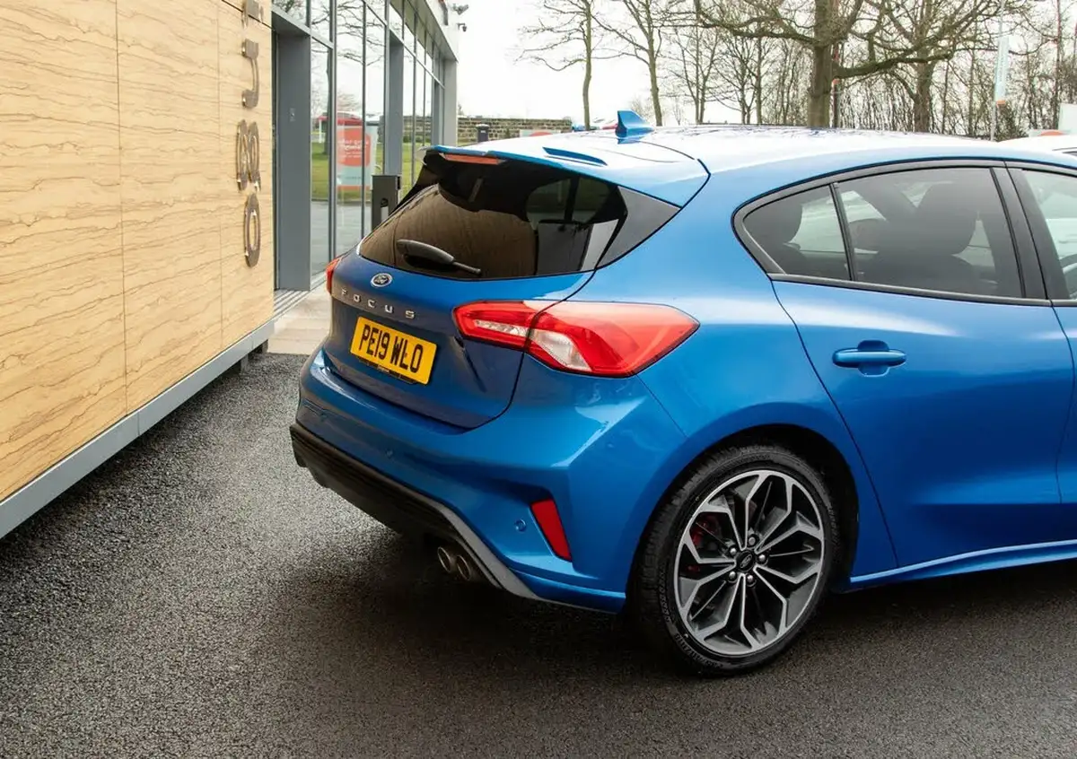 2019-ford-focus-15t-st-line-x-182ps-hatchback-big-9