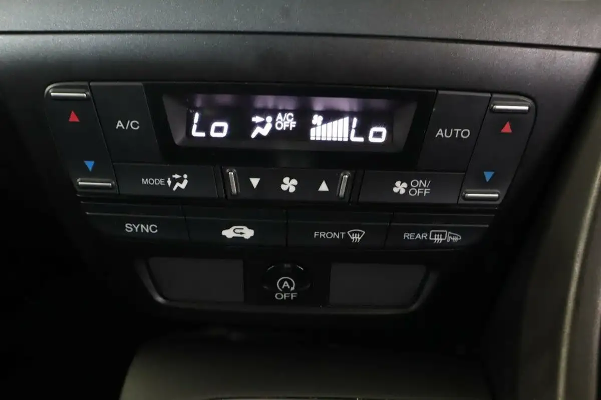 2015-honda-civic-16-i-dtec-se-plus-honda-connect-hatchback-big-20