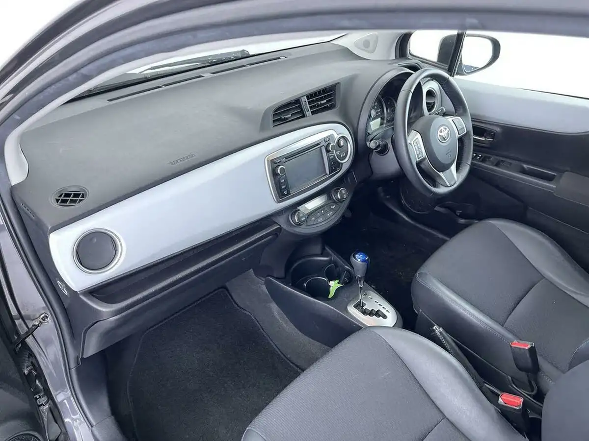 2014-toyota-yaris-15-vvt-i-trend-leather-hybrid-big-29