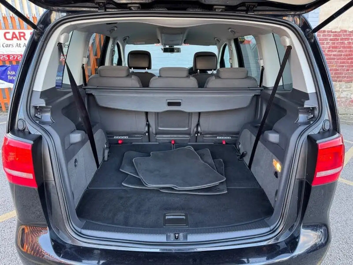 2012-volkswagen-touran-big-13