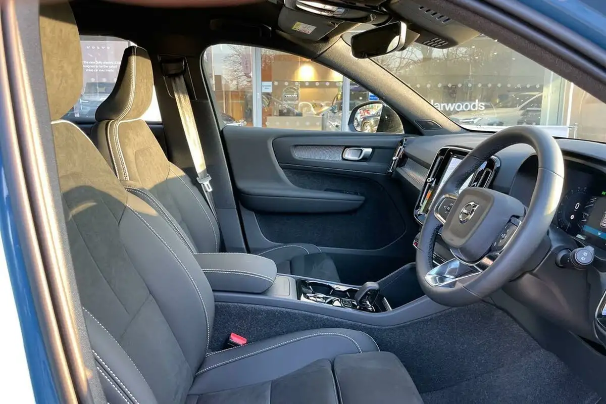 2024-volvo-xc40-20-b3-plus-big-24