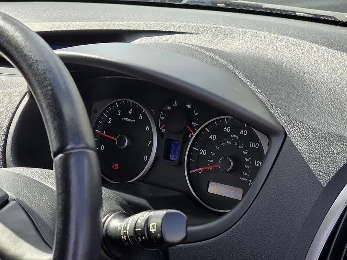 2014-hyundai-i20-14-active-100ps-auto-big-11