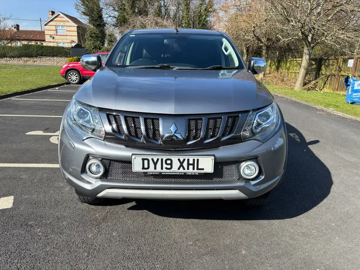 2019-mitsubishi-l200-24di-d-barbarian-eu6-big-1