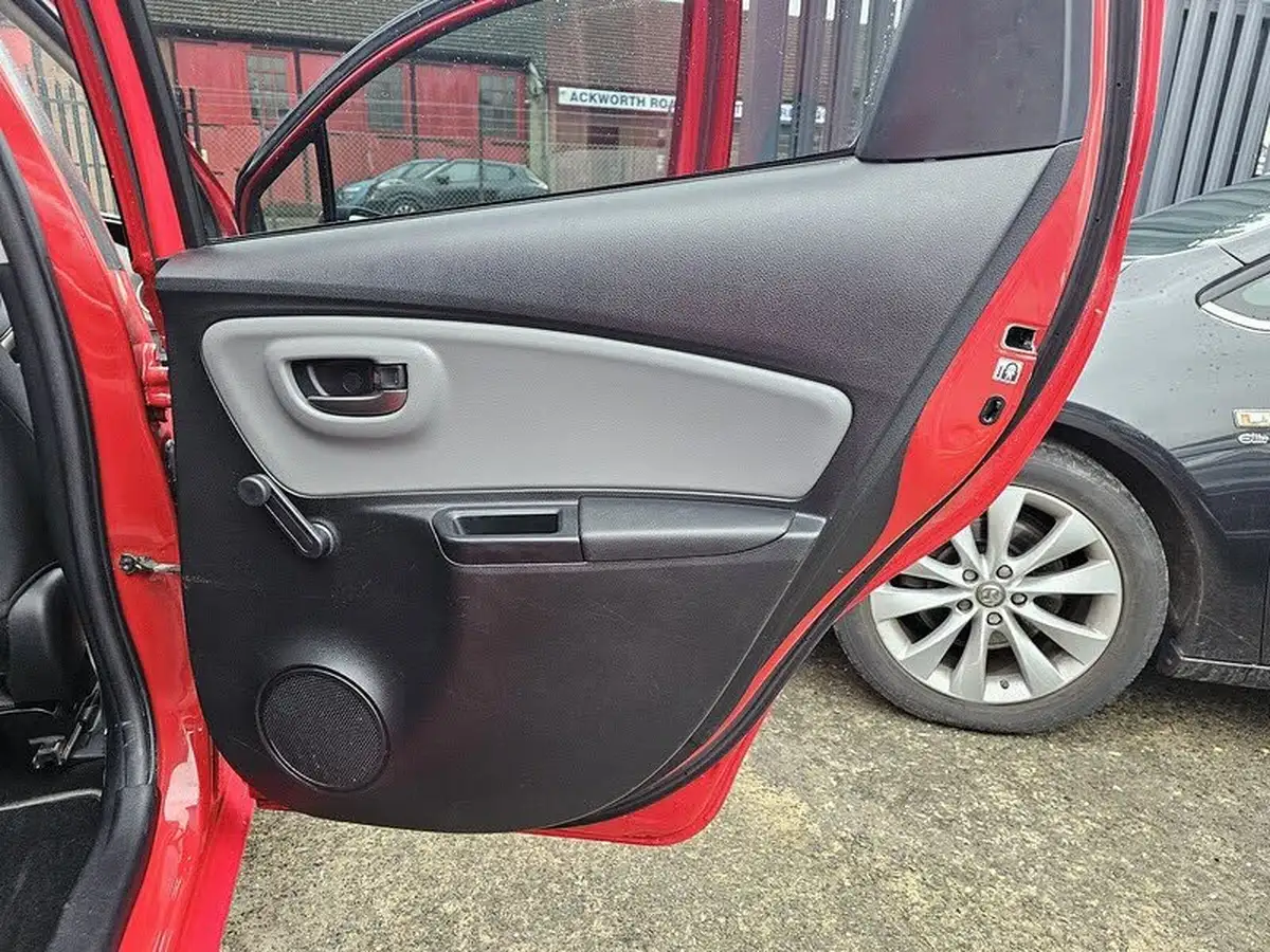 2016-toyota-yaris-133-icon-vvt-i-5d-cvt-big-24