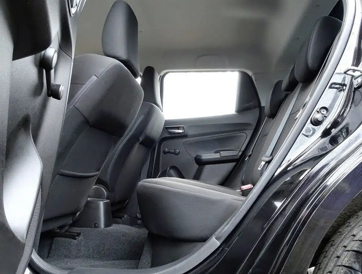 2019-suzuki-swift-12-dualjet-attitude-big-13