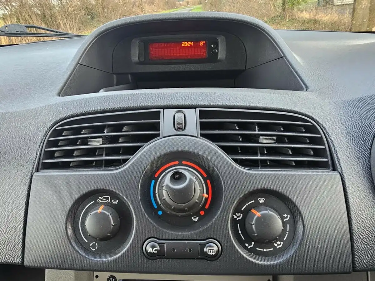 2011-renault-kangoo-16-expression-16v-105bhp-auto-big-12