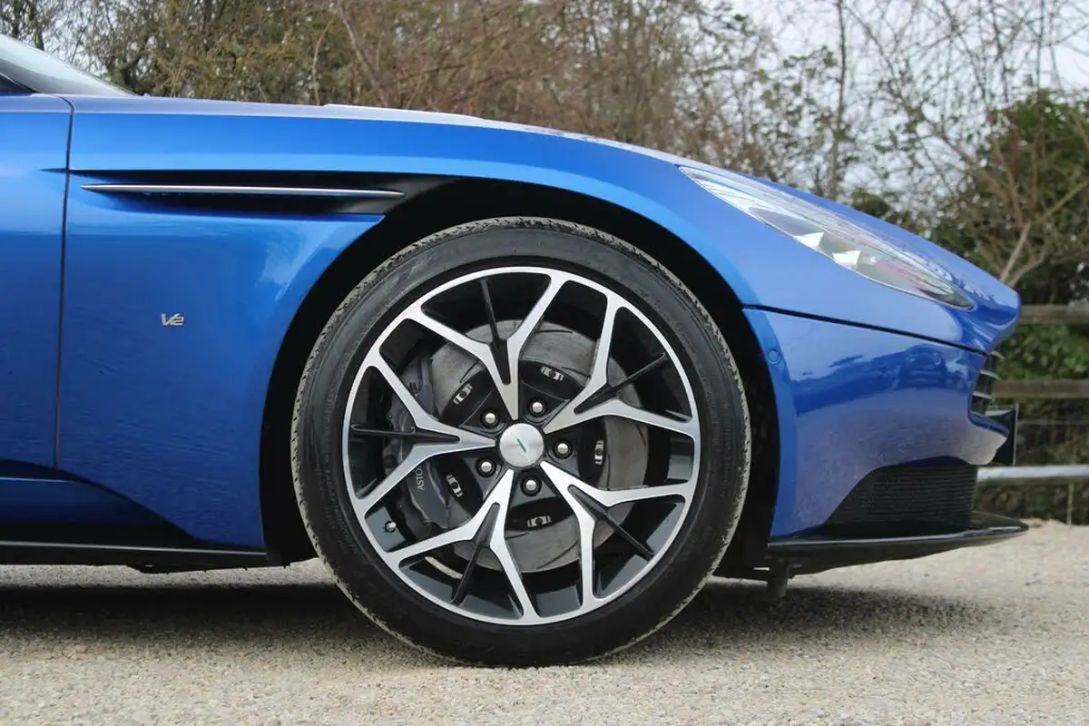 2019-aston-martin-db11-big-11