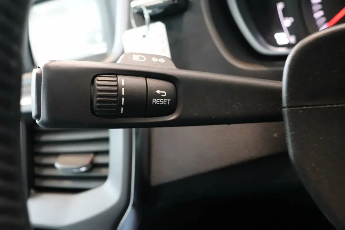 2016-volvo-v40-20-t2-momentum-big-49