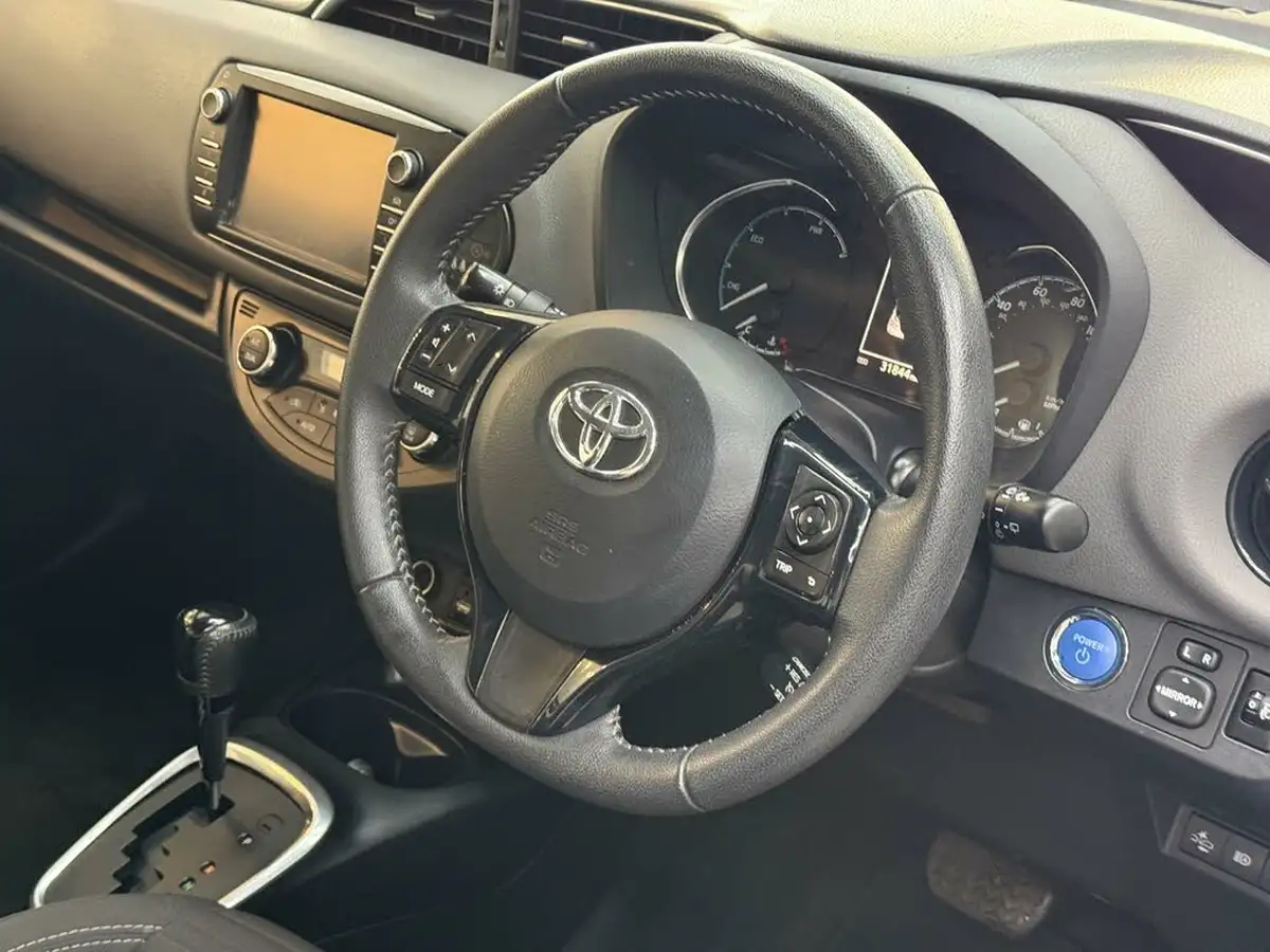 2018-toyota-yaris-15-vvt-i-icon-tech-hybrid-big-33