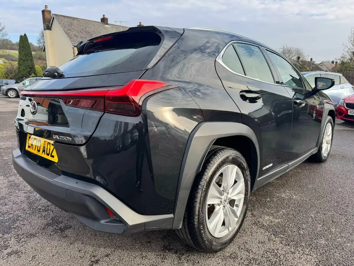 2020-lexus-ux-250h-20-ux-without-navigation-big-3