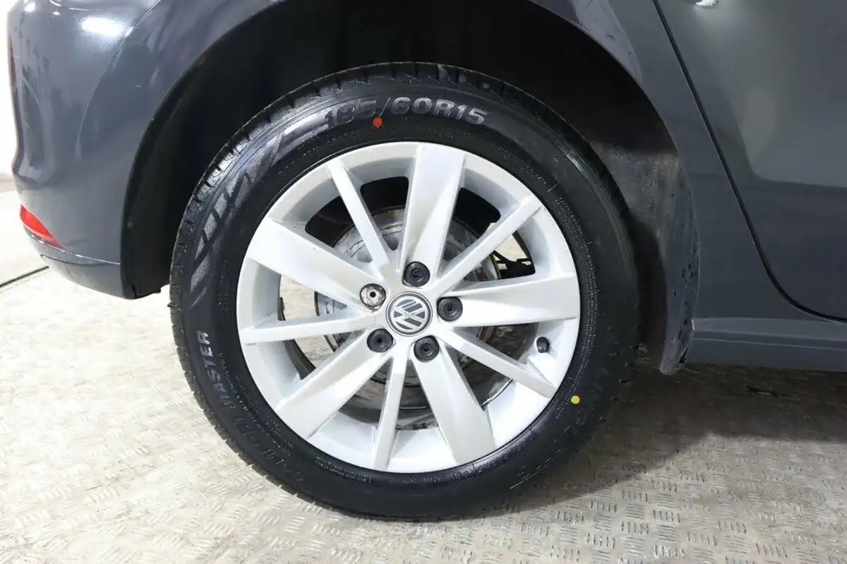 2015-volkswagen-polo-10-se-60ps-5d-big-11