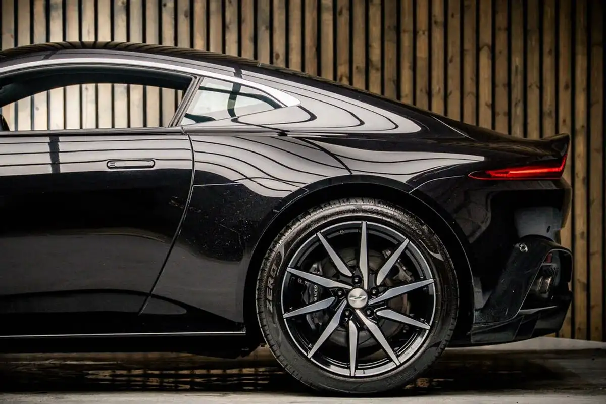 2021-aston-martin-vantage-big-17