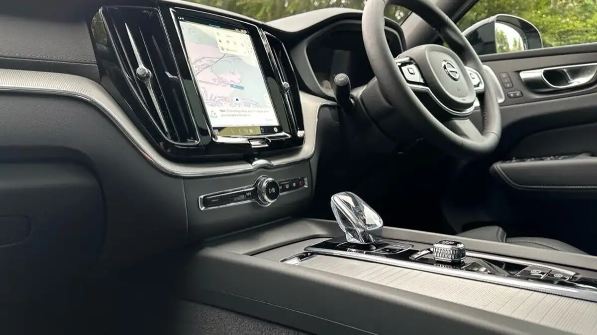 2024-volvo-xc60-20-b5-ultra-black-edition-big-40