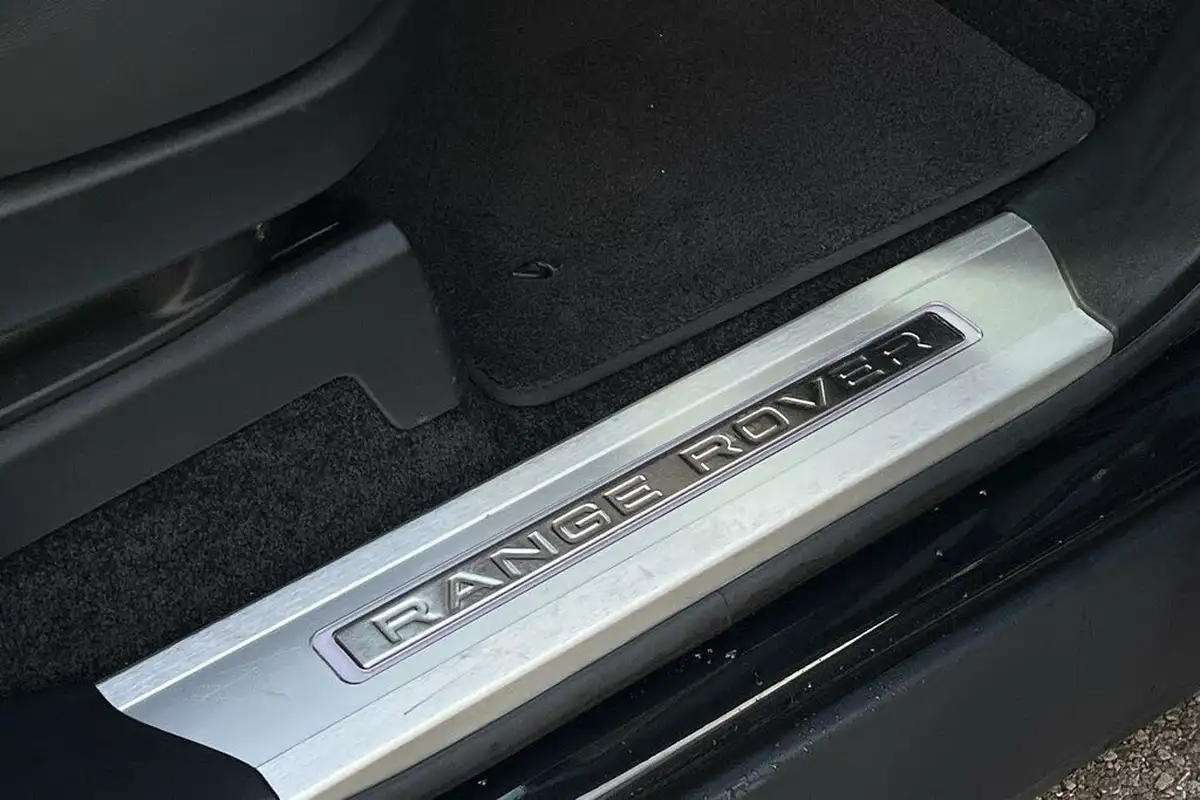 2021-land-rover-range-rover-30-d300-westminster-black-big-42