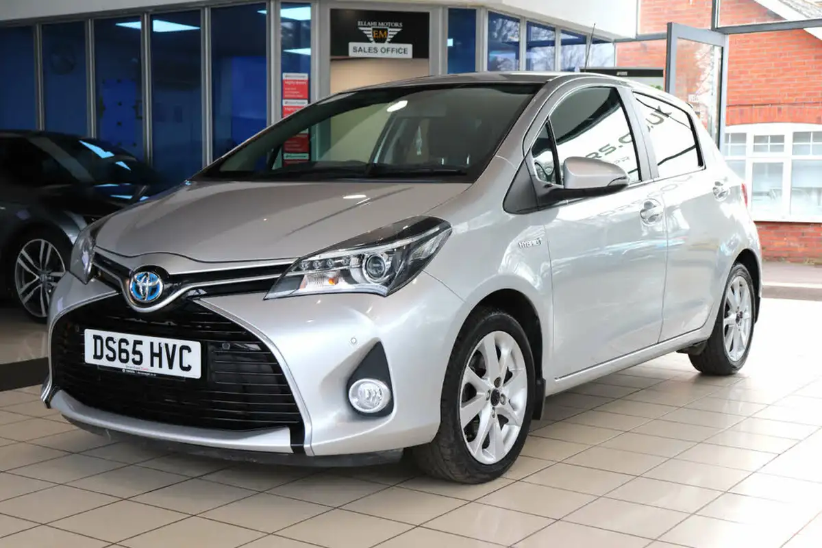 2015-toyota-yaris-15-vvt-i-sport-hybrid-big-1