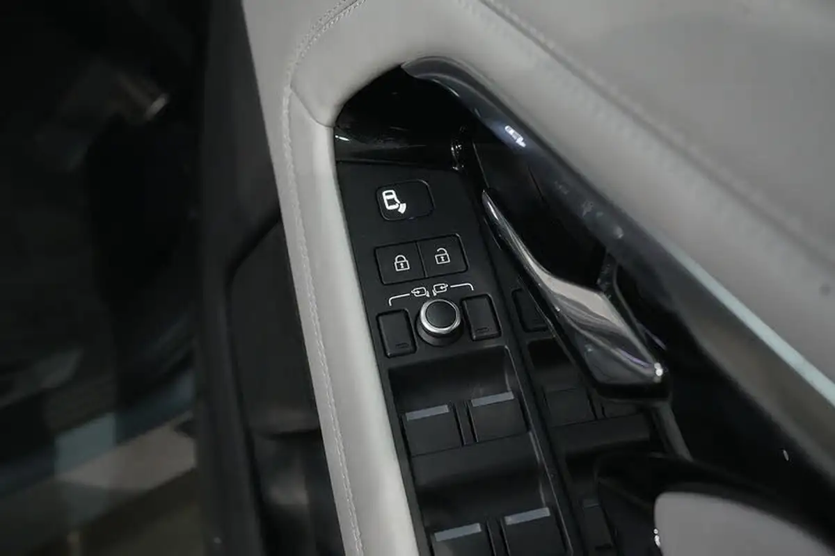 2022-land-rover-range-rover-evoque-15-p300e-r-dynamic-hse-big-31